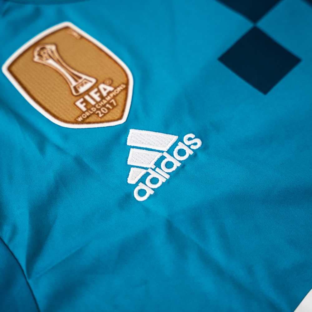 قميص ريال مدريد الاحتياطي موسم 2017/2018 بتوقيع رونالدو